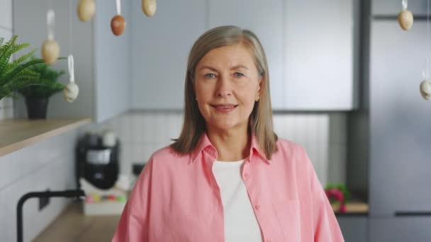Paskalya Tatilinden Önce Dekore Edilmiş Mutfakta Duran Güzel Gülümseyen Yaşlı — Stok video