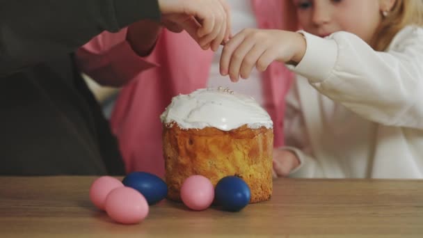 Close Human Hands Decorating Easter Cake Her Grandmother Kitchen Table — Vídeo de stock