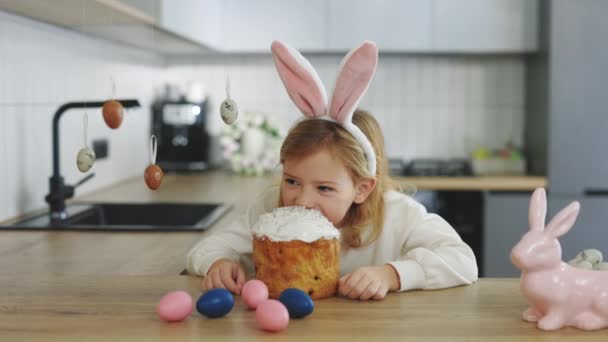 Niña Con Orejas Conejo Sentada Mesa Cocina Comiendo Pastel Pascua — Vídeos de Stock