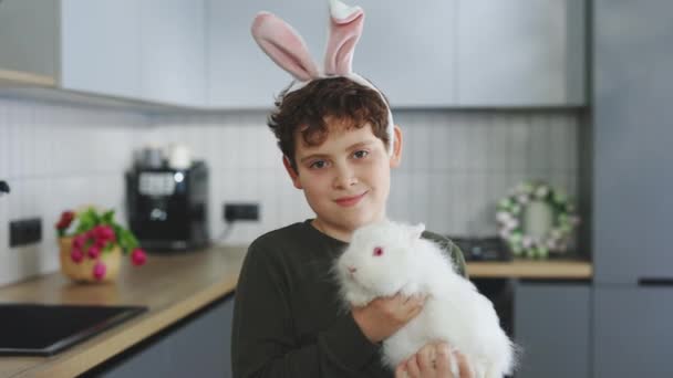 Портрет Усміхненого Маленького Хлопчика Тримає Пухнастого Великоднього Кролика Вухах Кролика — стокове відео