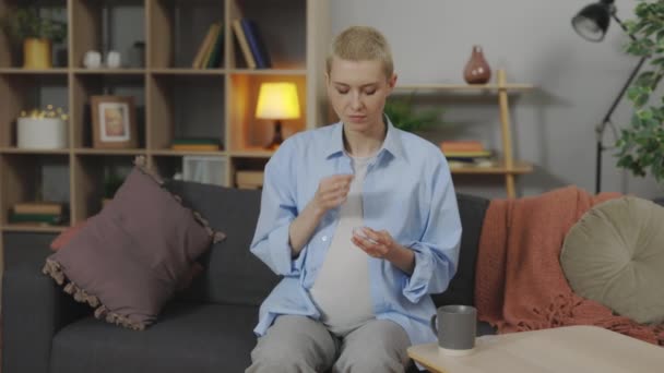 Prachtige Blanke Zwangere Vrouw Die Medicatie Neemt Uit Pillendoos Een — Stockvideo