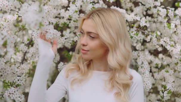 Gorgeous Caucasian Woman Wavy Blond Hair Looking Camera While Standing — Wideo stockowe