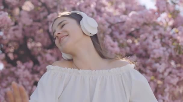 Радостная Молодая Женщина Наслаждается Любимым Плейлистом Закрытыми Глазами Открытом Воздухе — стоковое видео