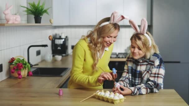Matka Syn Siedzą Kuchni Malując Jajka Tradycyjny Wiosenny Obiad Wielkanocny — Wideo stockowe