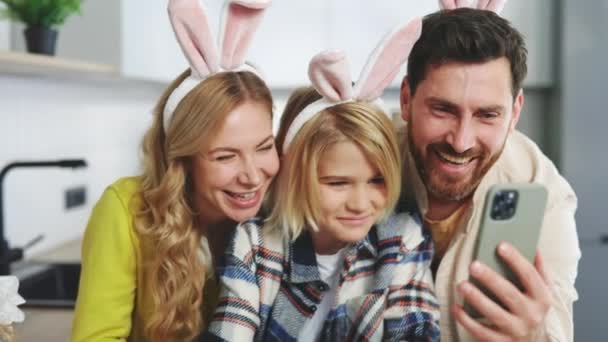 Happy Family Preparing Easter Holiday Using Smartphone Video Calling Mom — Stockvideo