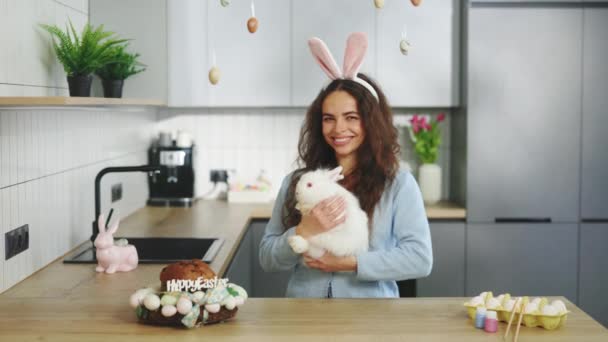 Smiling Woman Holding Rabbit Festive Kitchen Get Ready Easter Heartwarming — Stock video
