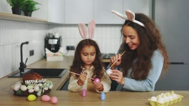 Радостная Мама Дочь Празднуют Пасху Окрашенные Яйца Кроличьи Уши Уютной — стоковое видео