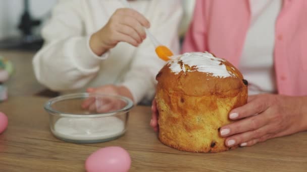 Close Girls Hands Dekorowanie Tortu Wielkanocnego Babcią Przy Stole Kuchennym — Wideo stockowe