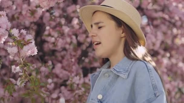 Una Mujer Joven Con Sombrero Paja Una Camisa Mezclilla Estornudando — Vídeo de stock