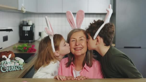 Kafkas Büyükannesi Torunları Birlikte Vakit Geçiriyorlar Çocuklar Büyükannelerini Seviyorlar Onu — Stok video