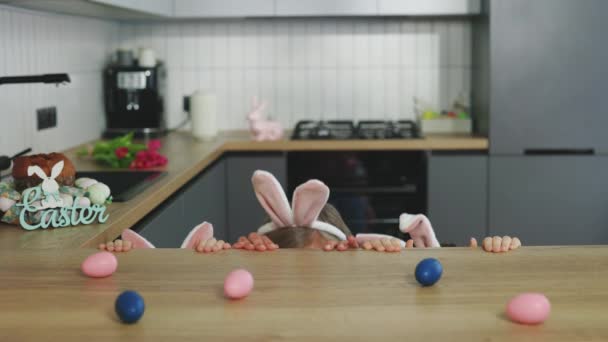 Бабуся Онуками Кролячих Вухах Готується Свята Розважається Вдома Діти Проводять — стокове відео