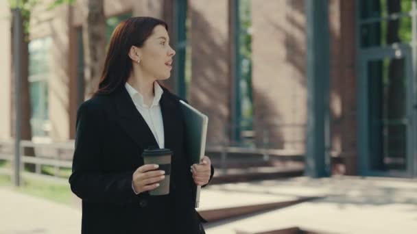 Χαμογέλασε Business Woman Φορώντας Επίσημο Κοστούμι Πηγαίνει Στο Επιχειρηματικό Κέντρο — Αρχείο Βίντεο