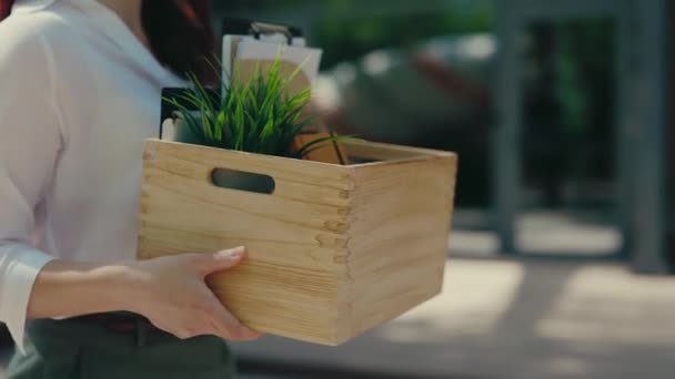 Zakelijke Vrouw Hold Box Met Kantoorspullen Van Haar Tafel Die — Stockvideo