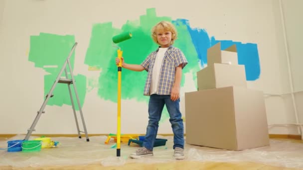 Retrato Garoto Caucasiano Novo Apartamento Segurando Rolo Pintura Criança Está — Vídeo de Stock
