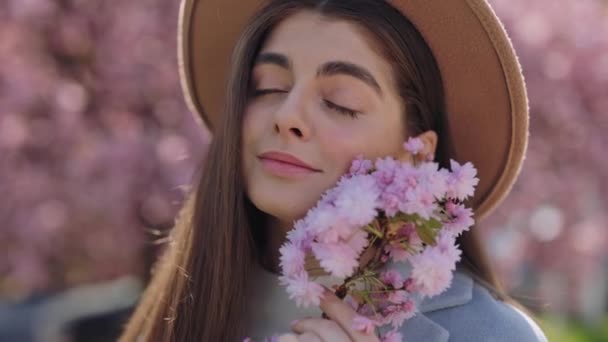Красивая Романтическая Молодая Женщина Позирует Среди Нежных Розовых Цветов Сакуры — стоковое видео