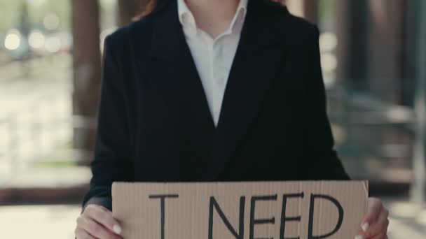 Hands Caucasian Businesswoman Holding Poster Cardboard Need Job Mensaje Sin — Vídeos de Stock