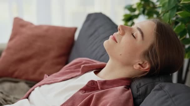 Face Relaxado Caucasiano Jovem Descansando Sentado Sofá Com Olhos Fechados — Vídeo de Stock