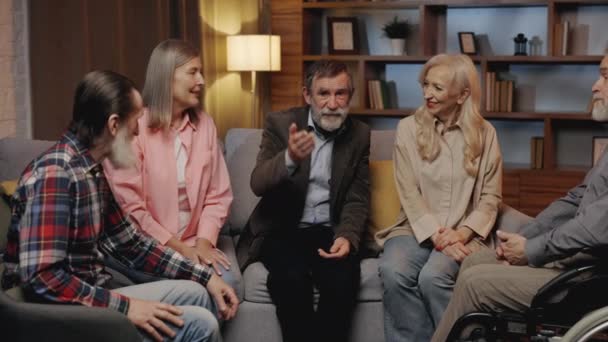 Starsi Ludzie Elitarnym Domu Opieki Rozmawiają Sobą Seniorzy Dobrze Się — Wideo stockowe