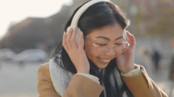 Fröhliche Attraktive Asiatin Die Sorgenfrei Musik Hört Zeitlupe Einer Glücklichen — Stockvideo