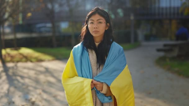 Retrato Mulher Asiática Bonita Está Sorrindo Envolto Bandeira Ucraniana Olhando — Vídeo de Stock