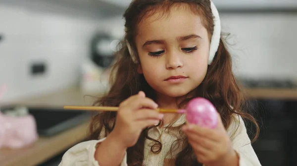 Beautiful Girl Painting Eggs Pink Paint Traditional Spring Dinner Kid Imagem De Stock