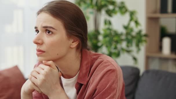 Сумно Стурбована Кавказька Жінка Яка Має Психологічну Депресію Відчуває Тривожну — стокове відео
