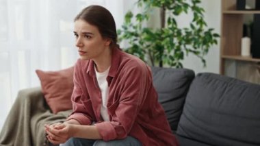 Üzgün Kafkas Kadın 'ın Psikolojik Sorunu Endişeli Depresyon, Evdeki Koltukta Oturma. Sorunları Düşünen Yalnız Kız Yalnız Oturur. İstenmeyen Hamilelik