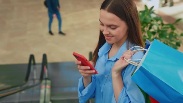 Happy Woman Texting Her Smartphone While Standing Escalator Shopping Mall — Wideo stockowe