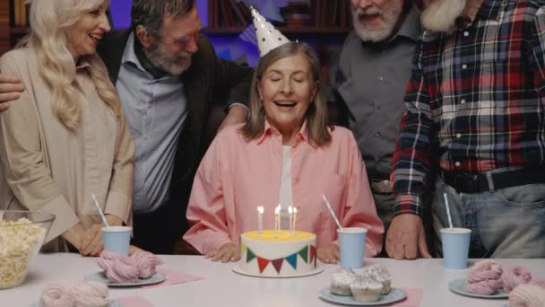 Senior Woman Birthday Hat Blowing Out Candle Birthday Cake Celebrating — Vídeo de Stock