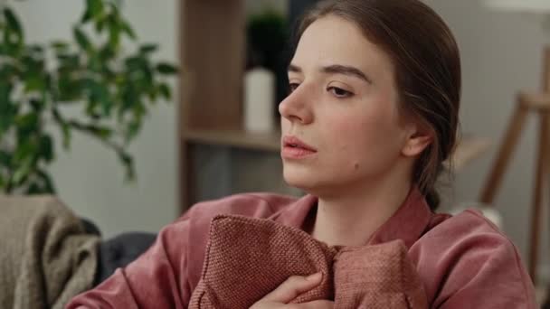 Kaukaska Zdenerwowana Kobieta Siedząca Domu Wygląda Zamyśloną Myślącą Nad Życiowymi — Wideo stockowe