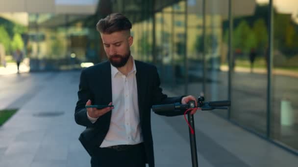 Portrait Caucasian Businessman Going Business Centre Carrying Electric Using Smartphone — Vídeo de Stock