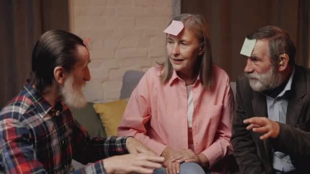 Senioren Einem Elite Pflegeheim Spielen Lustiges Spiel Who Drei Lächelnde — Stockvideo