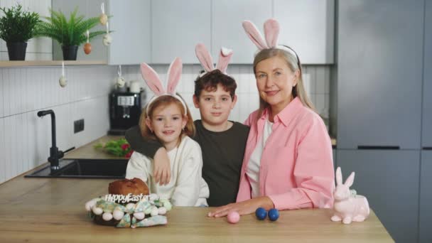 Счастливая Бабушка Внуки Проводят Время Вместе Носят Кроличьи Уши Сидят — стоковое видео