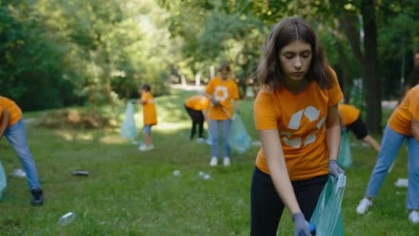 Beyaz Çevre Gönüllüsü Çöp Toplayıcı Çöp Torbasında Toplarken Kullanıyor Geri — Stok video