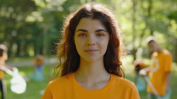 Portret Van Een Jonge Blanke Vrijwilliger Kijkend Naar Camera Eco — Stockvideo