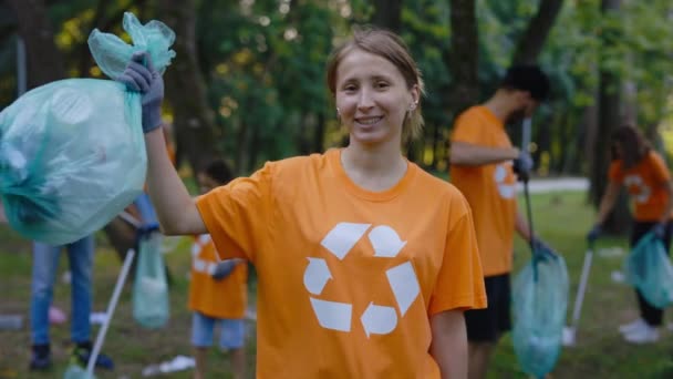 Portrét Smiled Woman Nosící Tričko Recyklačním Symbolem Držení Taška Plná — Stock video