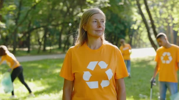 Portrait Jeune Femme Caucasienne Portant Volontaire Shirt Avec Symbole Recyclage — Video