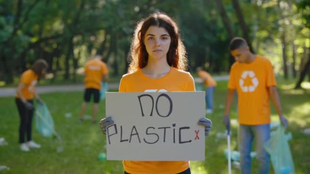 Joven Activista Sosteniendo Afiche Ecología Sin Plástico Mirando Cámara Exterior — Vídeos de Stock