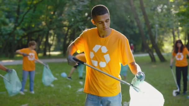 具有回收符号清洁公园的T恤衫多种族生态活跃分子团体 具有环境和志愿精神的人的概念 生态概念 循环再用 — 图库视频影像