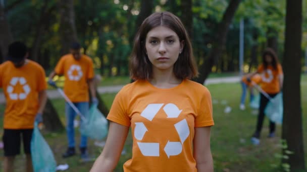 Kavkazská Mladá Žena Tričku Recyklačním Symbolem Držení Tašky Plné Odpadků — Stock video