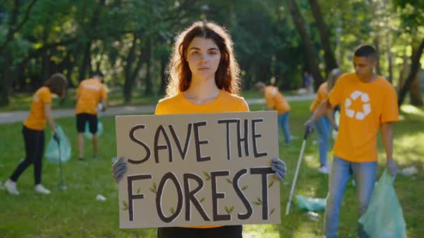 Retrato Una Joven Mujer Caucásica Voluntaria Sosteniendo Afiche Ecología Forest — Vídeos de Stock