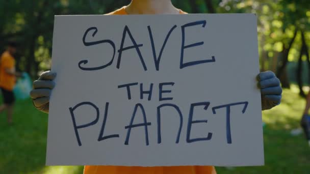 Närbild Manliga Händer Bär Handskar Håller Spara Planet Affisch Smutsiga — Stockvideo