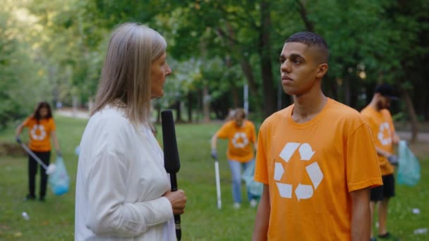 Kirli Orman Duran Çöpleri Toplayan Çevre Gönüllüleriyle Görüşen Kadın Haber — Stok video