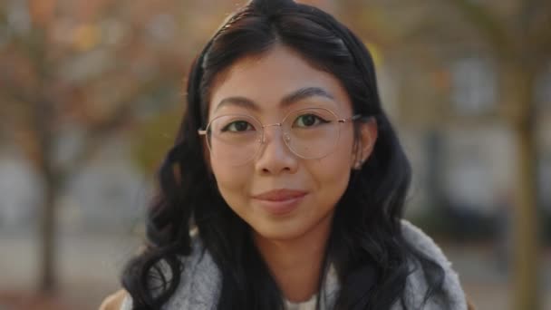 Portret Atrakcyjnej Młodej Azjatki Pięknym Uśmiechem Noszącej Okulary Stojące Zewnątrz — Wideo stockowe