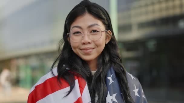 Fiers Souriant Asiatique Femme Debout Sur Rue Enveloppé Aux États — Video