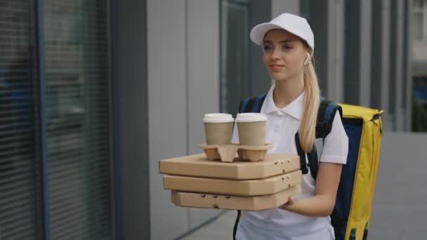 Fehér Pozitív Női Futár Fehér Egyenruhát Visel Hátizsákot Cipeli Pizzát — Stock videók