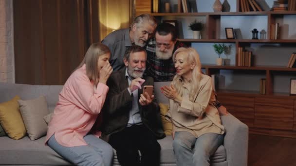 Grupo Amigos Idosos Felizes Usando Smartphone Sentado Sofá Lar Idosos — Vídeo de Stock