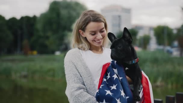 Beyaz Kadın Sahibinin Portresi Siyah Bulldog Unu Tutarken Gülümsüyor Dışarıdaki — Stok video