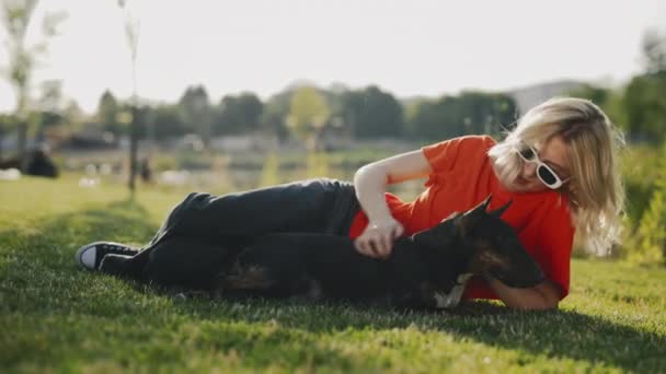 Caucásico Mujer Mascota Propietario Acostado Parque Acariciando Mostrando Amor Mini — Vídeo de stock