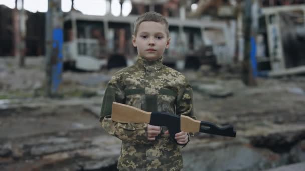 Porträt Des Ernsten Kleinen Soldatenkindes Das Eine Spielzeugpistole Den Händen — Stockvideo